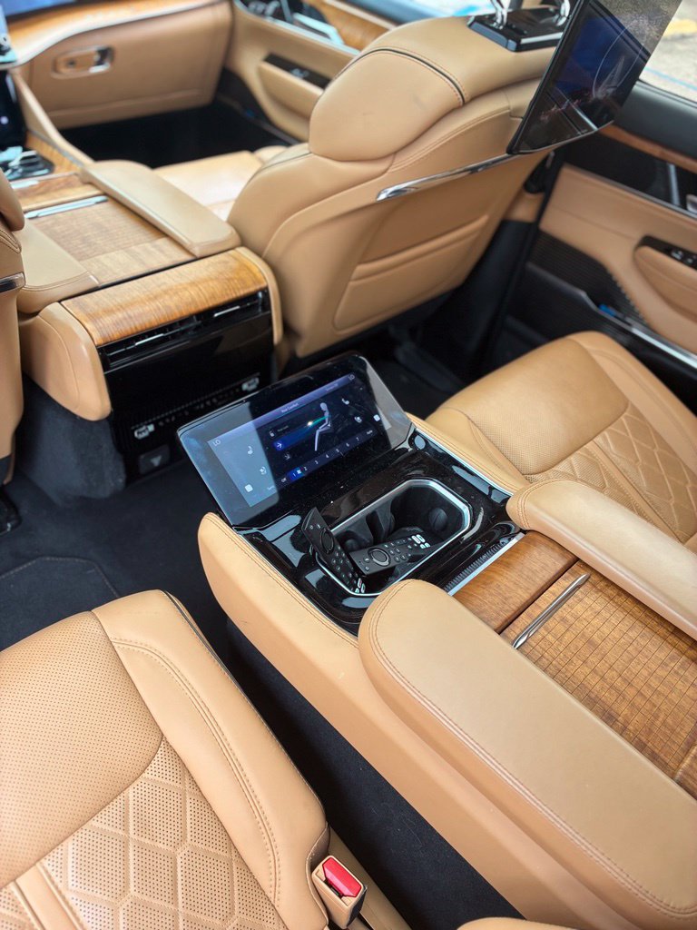 Used 2023 Jeep Grand Wagoneer Series III w/ Rear Seat Video Group 1 AWD/4WD image 9