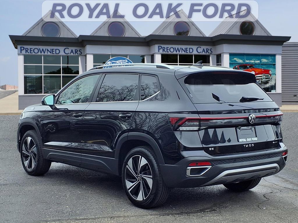 Used 2025 Volkswagen Taos SE AWD/4WD image 2