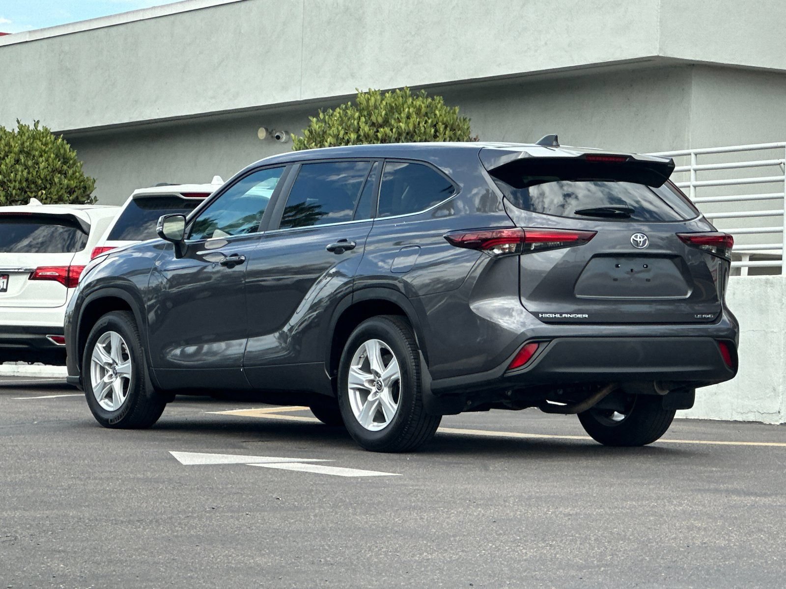 Used 2025 Toyota Highlander LE AWD/4WD image 3