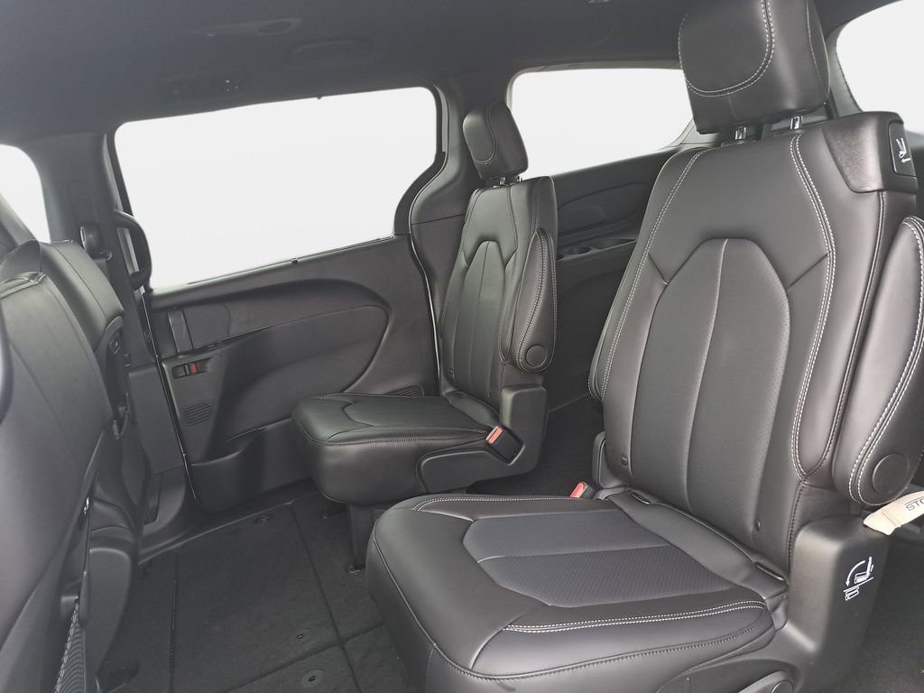 New 2026 Chrysler Pacifica Select AWD/4WD image 16