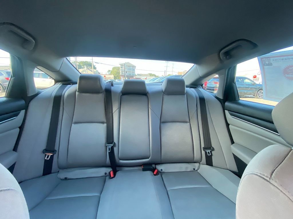 Used 2018 Honda Accord EX image 32