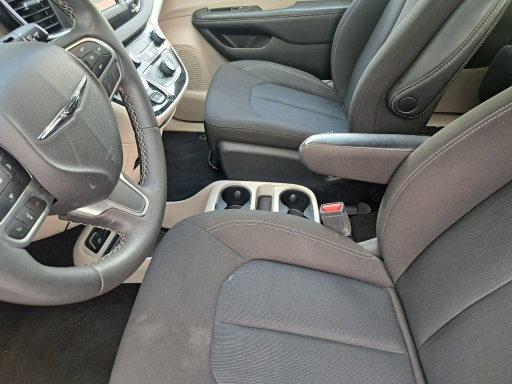 Used 2023 Chrysler Voyager LX image 16