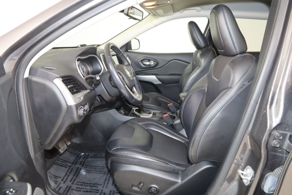 Used 2018 Jeep Cherokee Latitude Plus w/ Cold Weather Group FWD image 10
