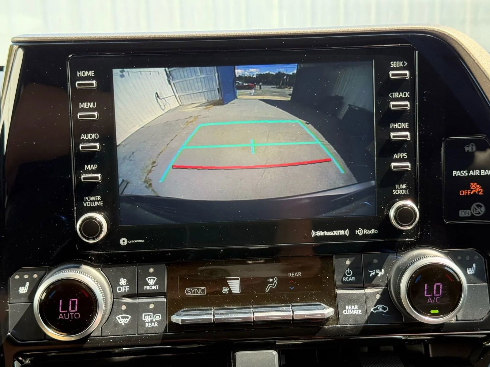 Used 2021 Toyota Highlander XLE AWD/4WD image 29