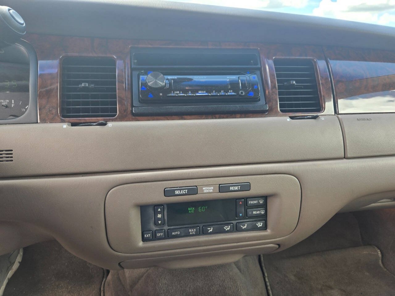 Used 1998 Lincoln Town Car Executive RWD image 21