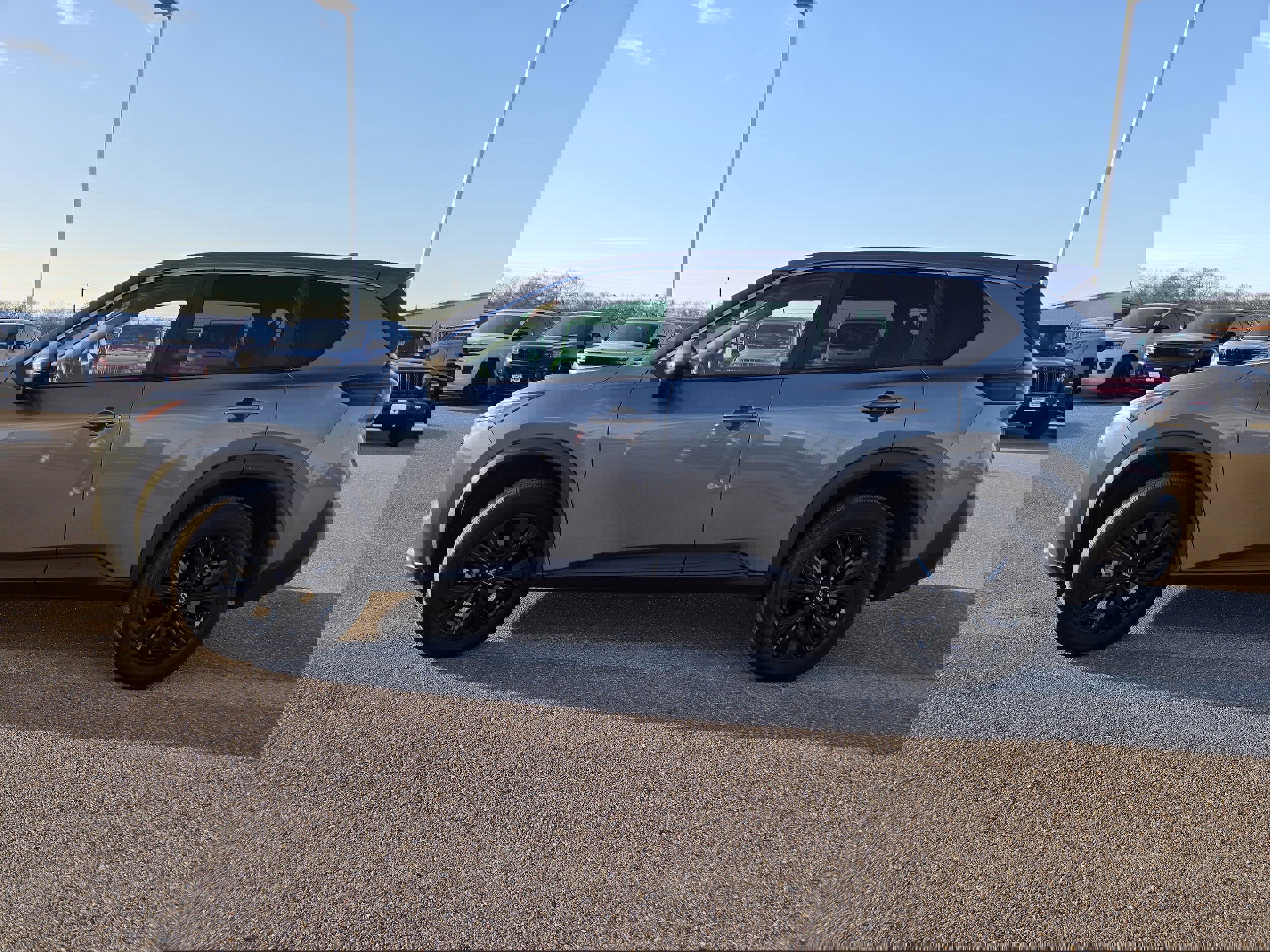 Used 2022 Nissan Rogue SV image 4