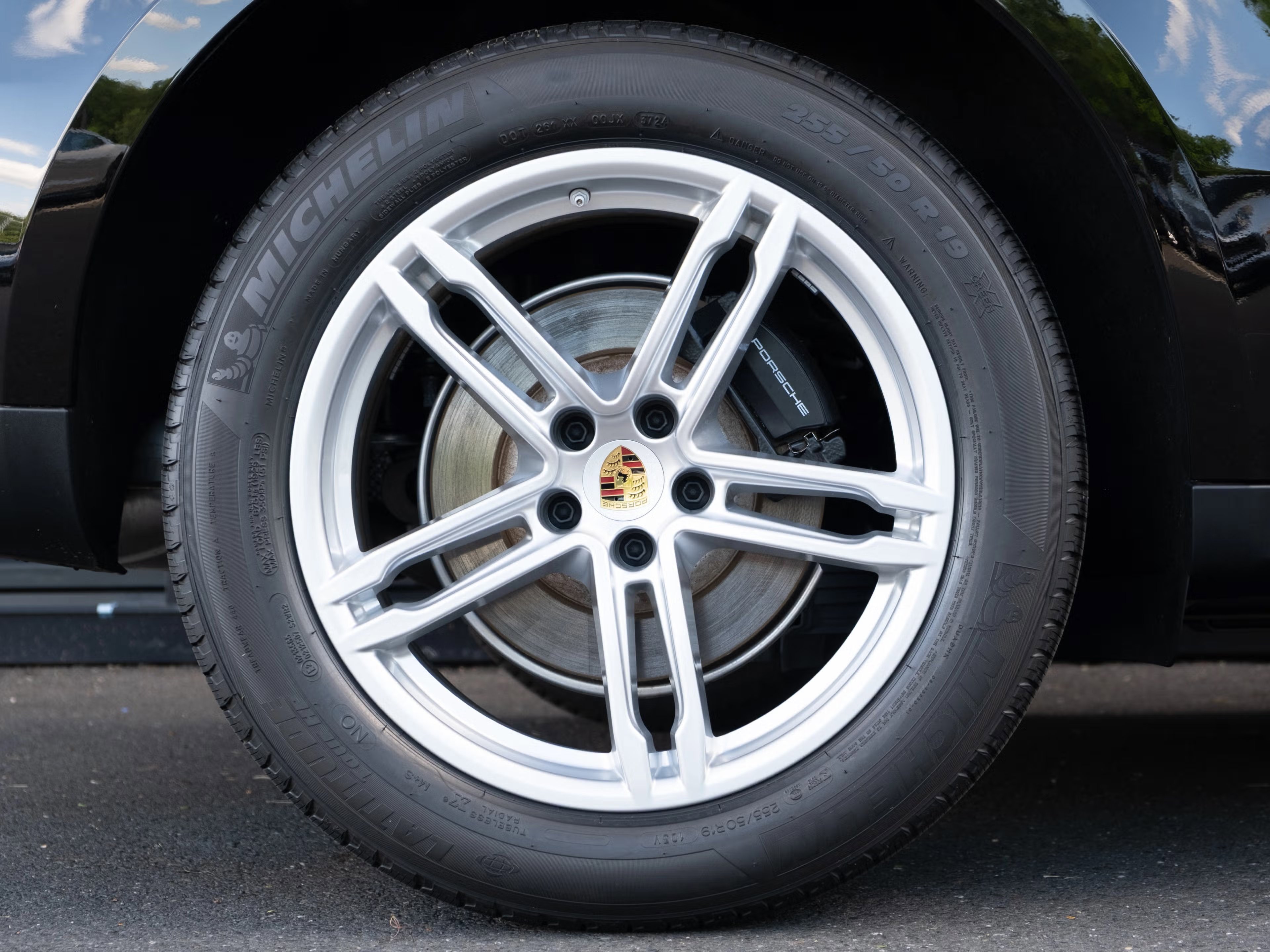 Certified 2025 Porsche Macan image 14