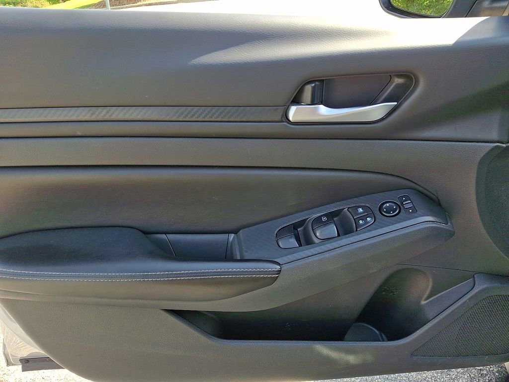 Used 2024 Nissan Altima 2.5 SV FWD image 12