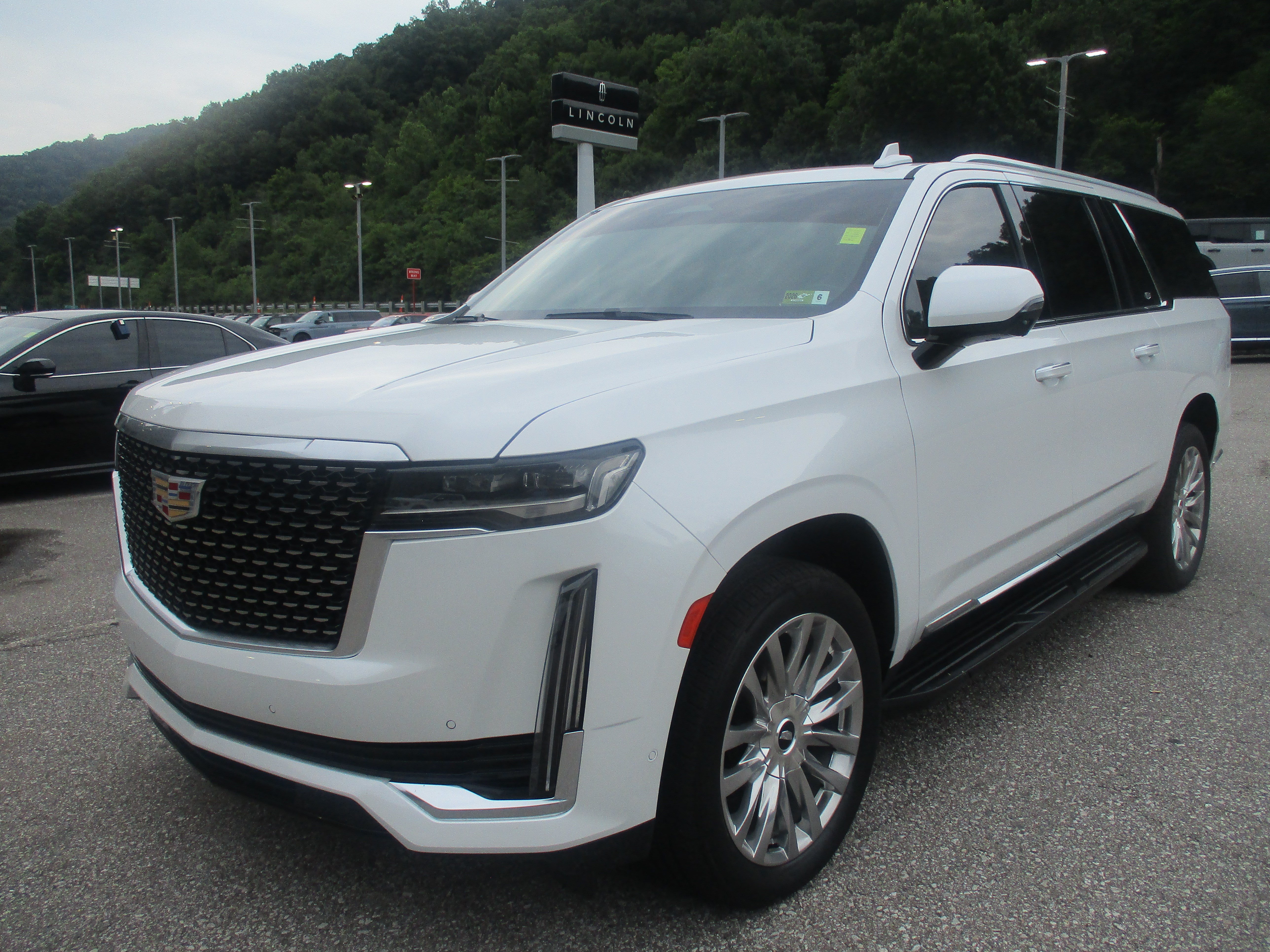 Used 2023 Cadillac Escalade ESV Premium Luxury w/ LPO, Illumination Package AWD/4WD image 7