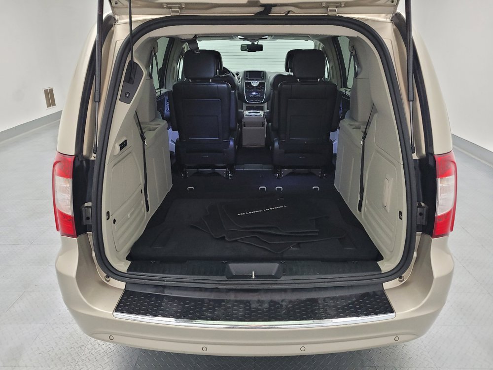 Used 2014 Chrysler Town & Country Limited w/ Luxury Group FWD image 29