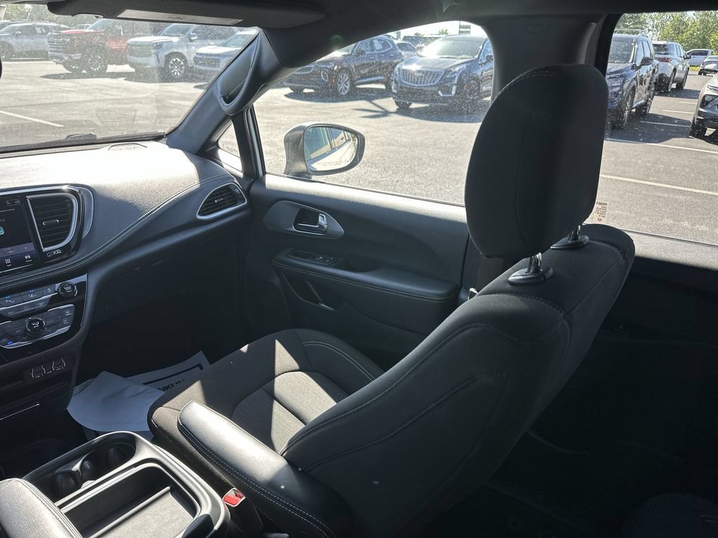 Used 2023 Chrysler Pacifica Touring FWD image 11