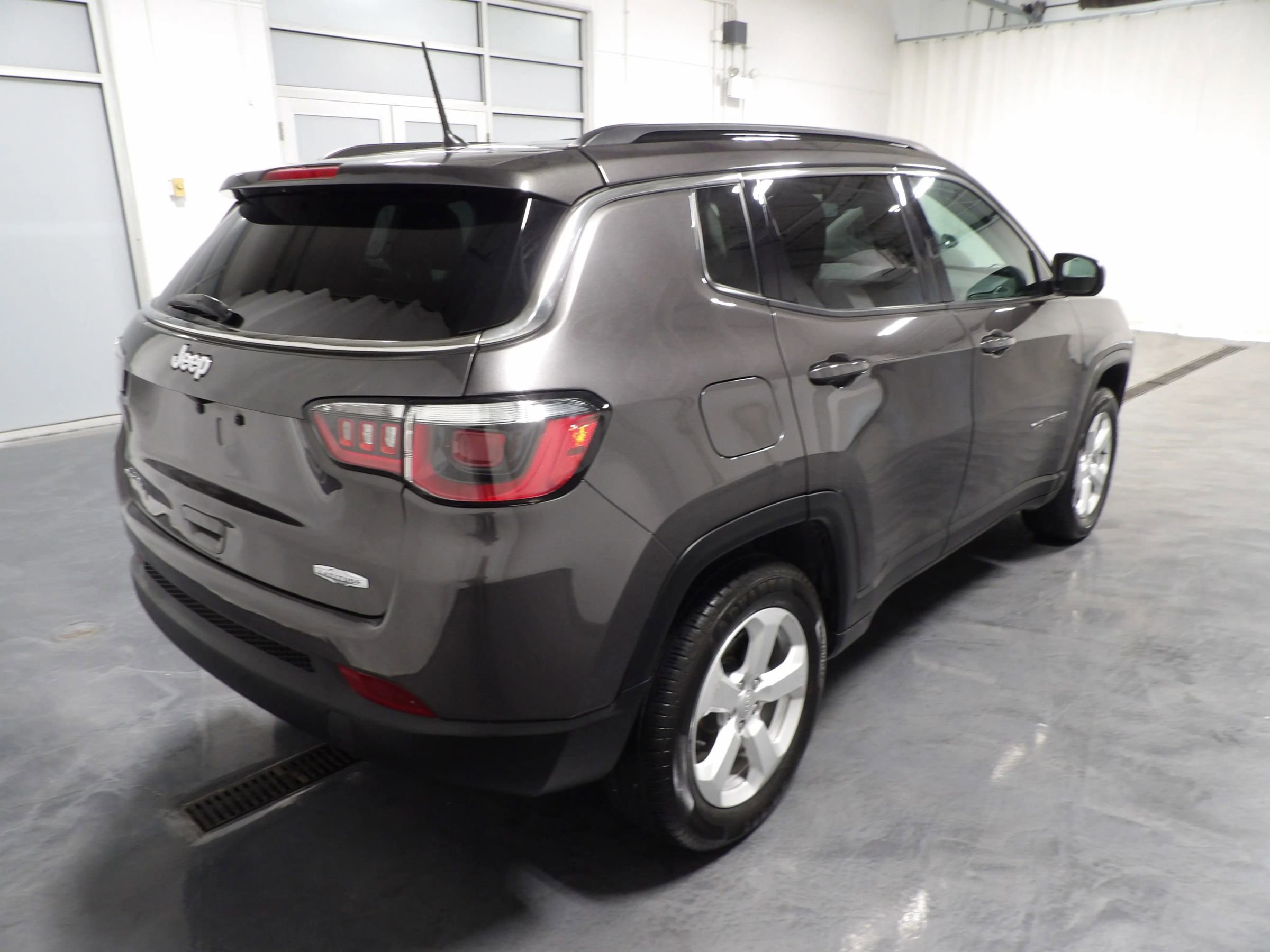 Used 2017 Jeep Compass Latitude image 5