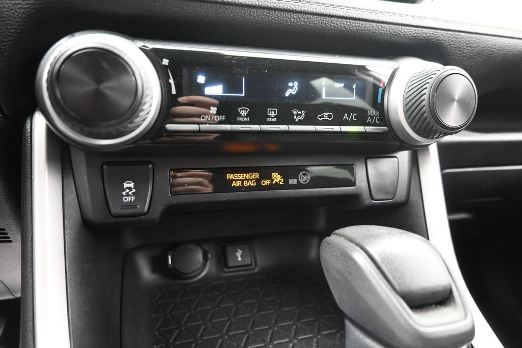 Used 2020 Toyota RAV4 LE FWD image 20