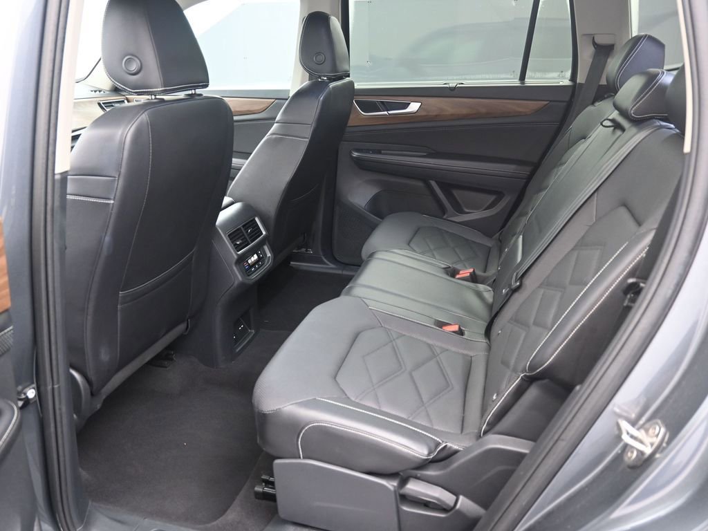 Used 2024 Volkswagen Atlas SE image 16
