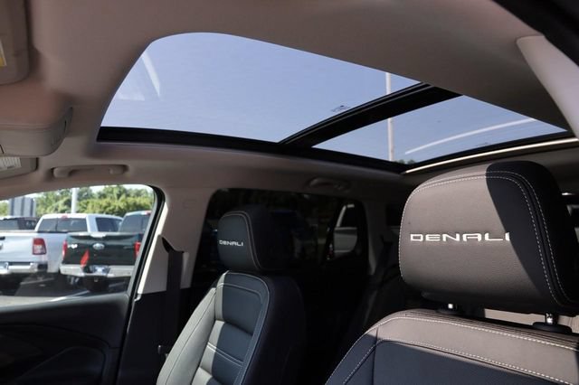 Used 2024 GMC Terrain Denali w/ Denali Premium Package AWD/4WD image 9