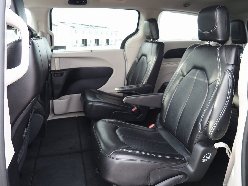 Used 2024 Chrysler Pacifica Touring-L image 7