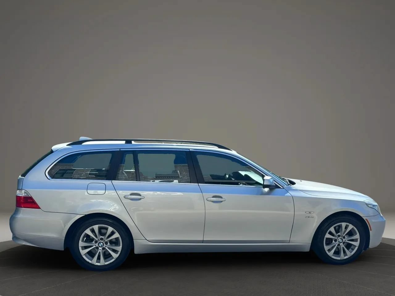 Used 2010 BMW 535i xDrive Wagon AWD/4WD image 3