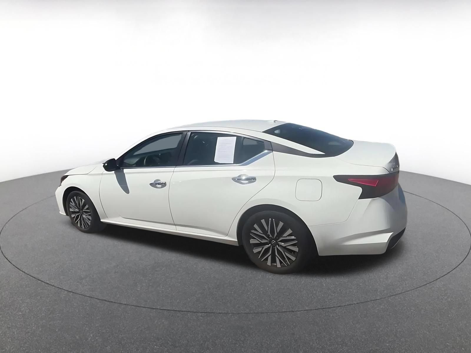 Used 2025 Nissan Altima 2.5 SV FWD image 10