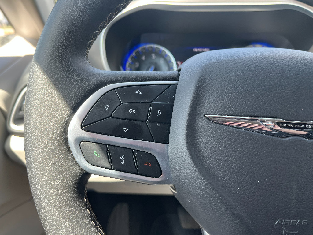 Used 2024 Chrysler Pacifica Touring-L image 39