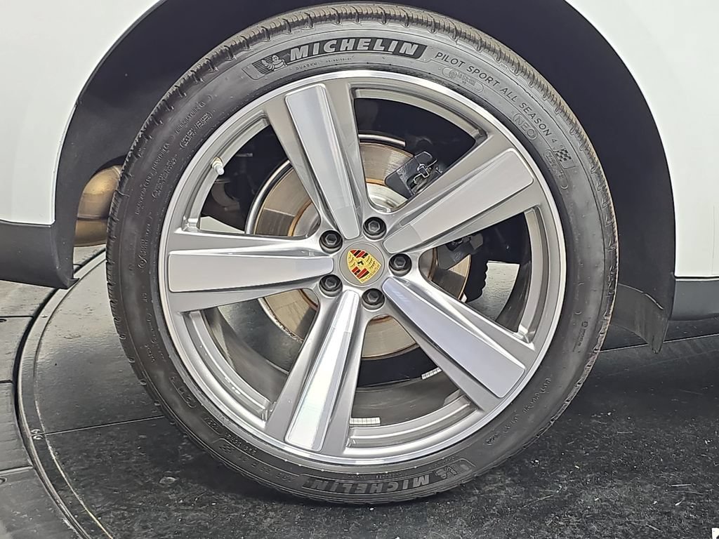 Certified 2025 Porsche Macan AWD/4WD image 29
