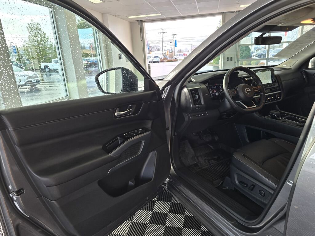 Used 2025 Nissan Pathfinder SL w/ SL Premium Package image 19