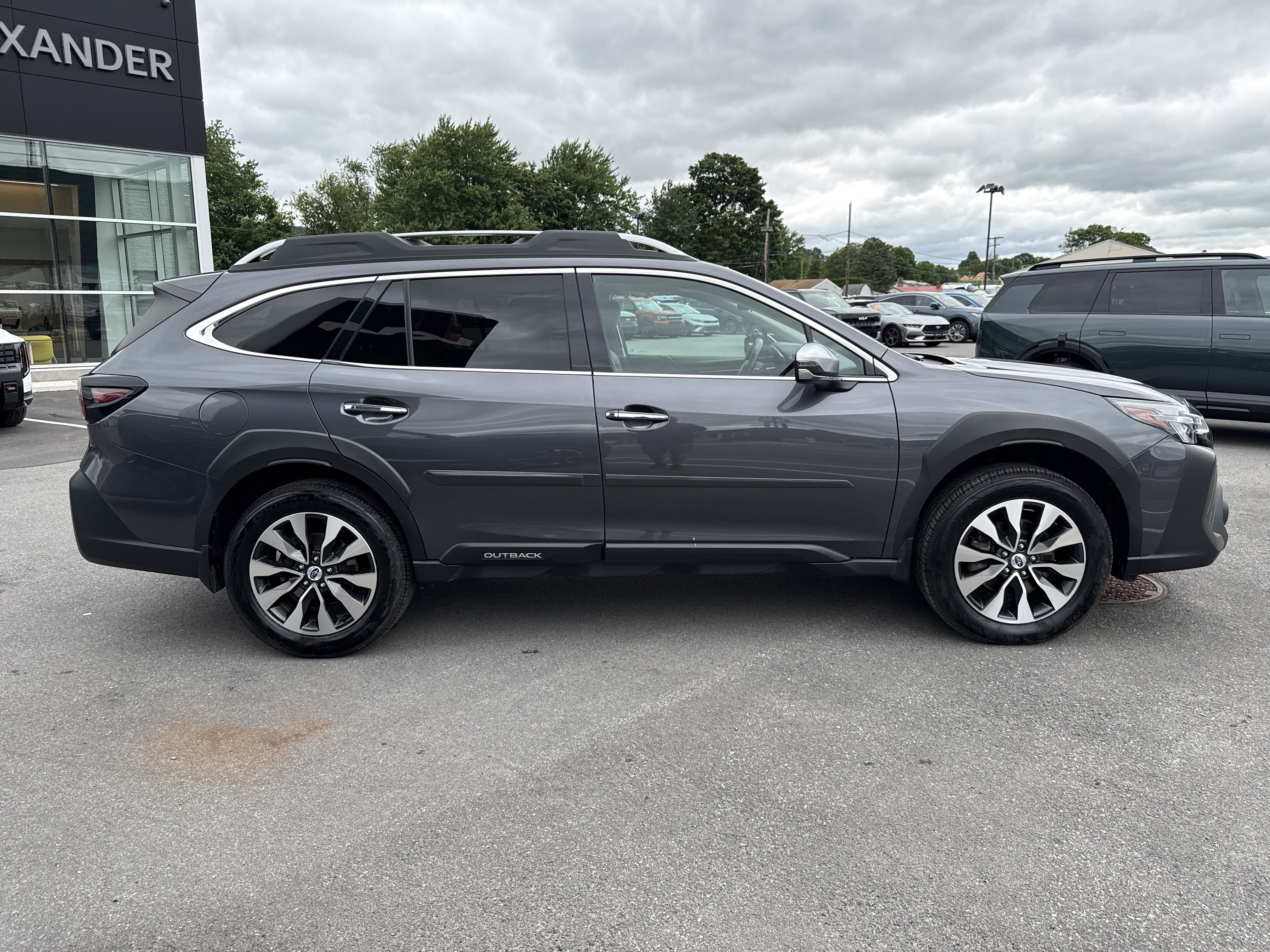 Used 2023 Subaru Outback Touring AWD/4WD image 2