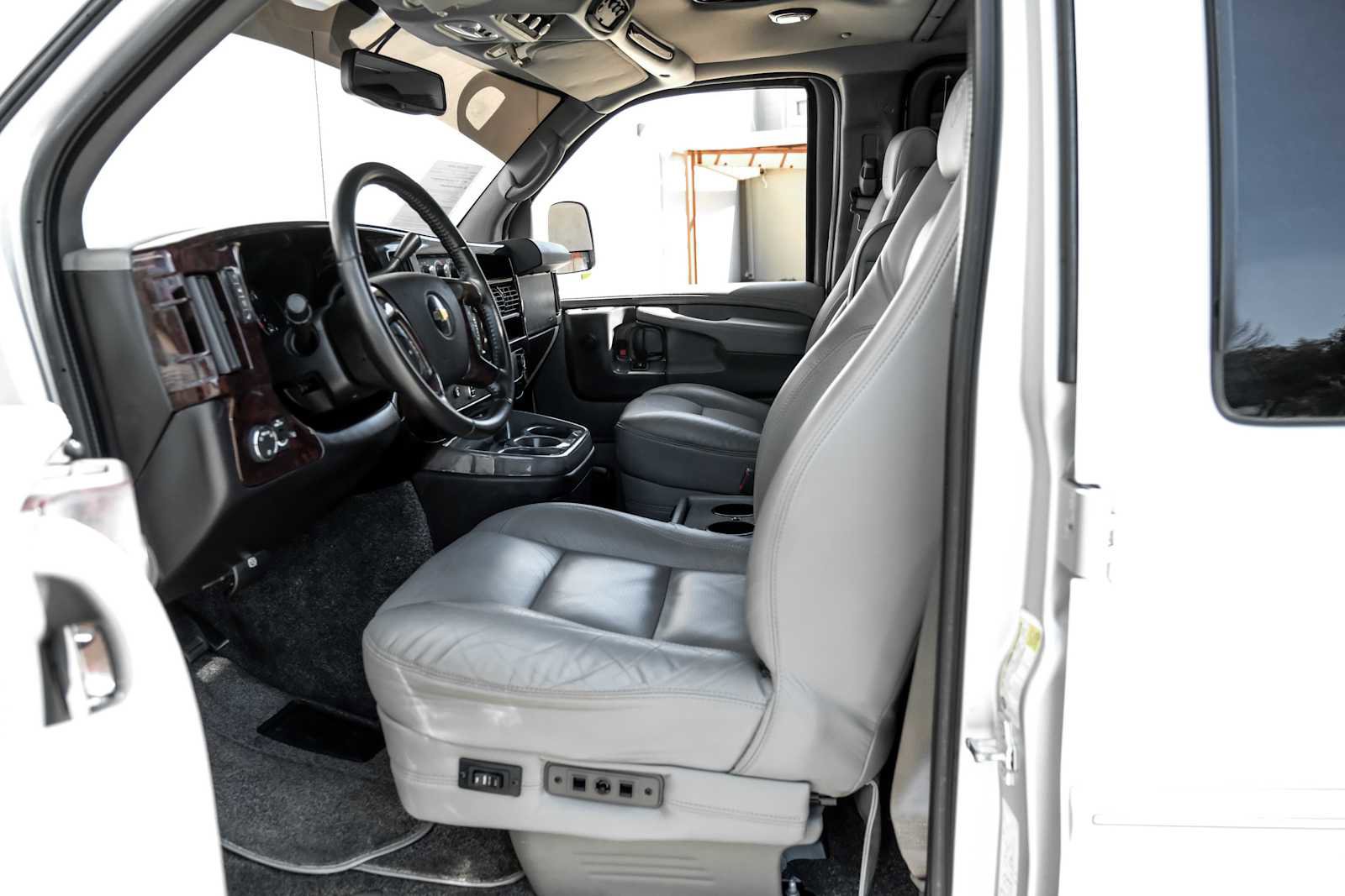 Used 2011 Chevrolet Express 1500 image 4