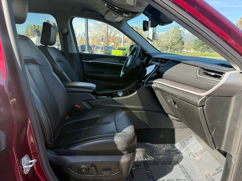 Used 2023 Jeep Grand Cherokee Limited w/ Black Appearance Package AWD/4WD image 13