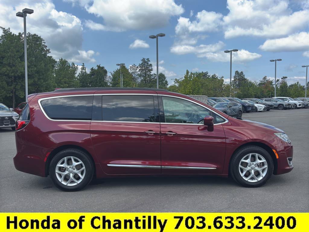 Used 2017 Chrysler Pacifica Touring-L w/ Tire & Wheel Group FWD image 8