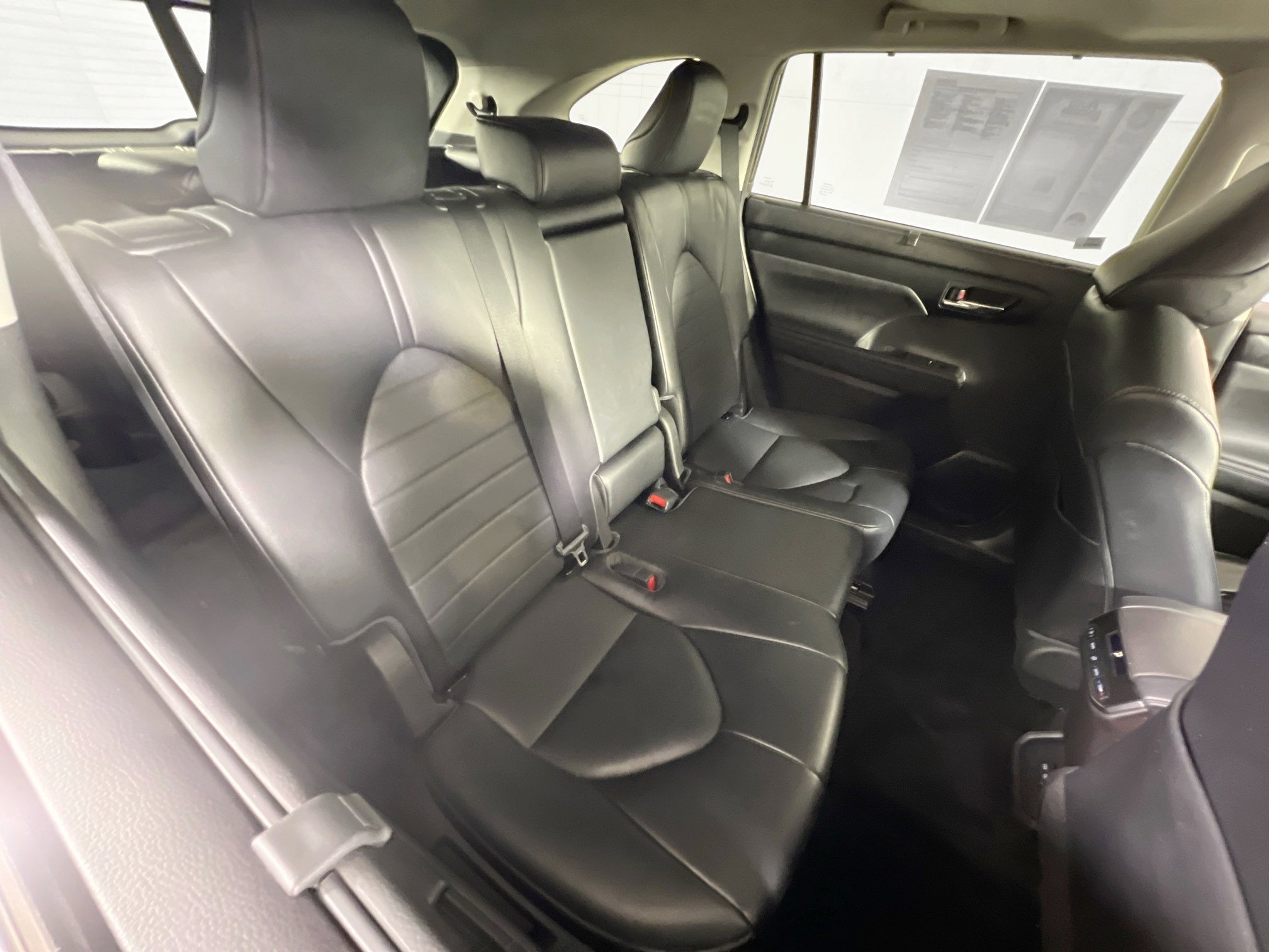 Used 2022 Toyota Highlander XLE image 27
