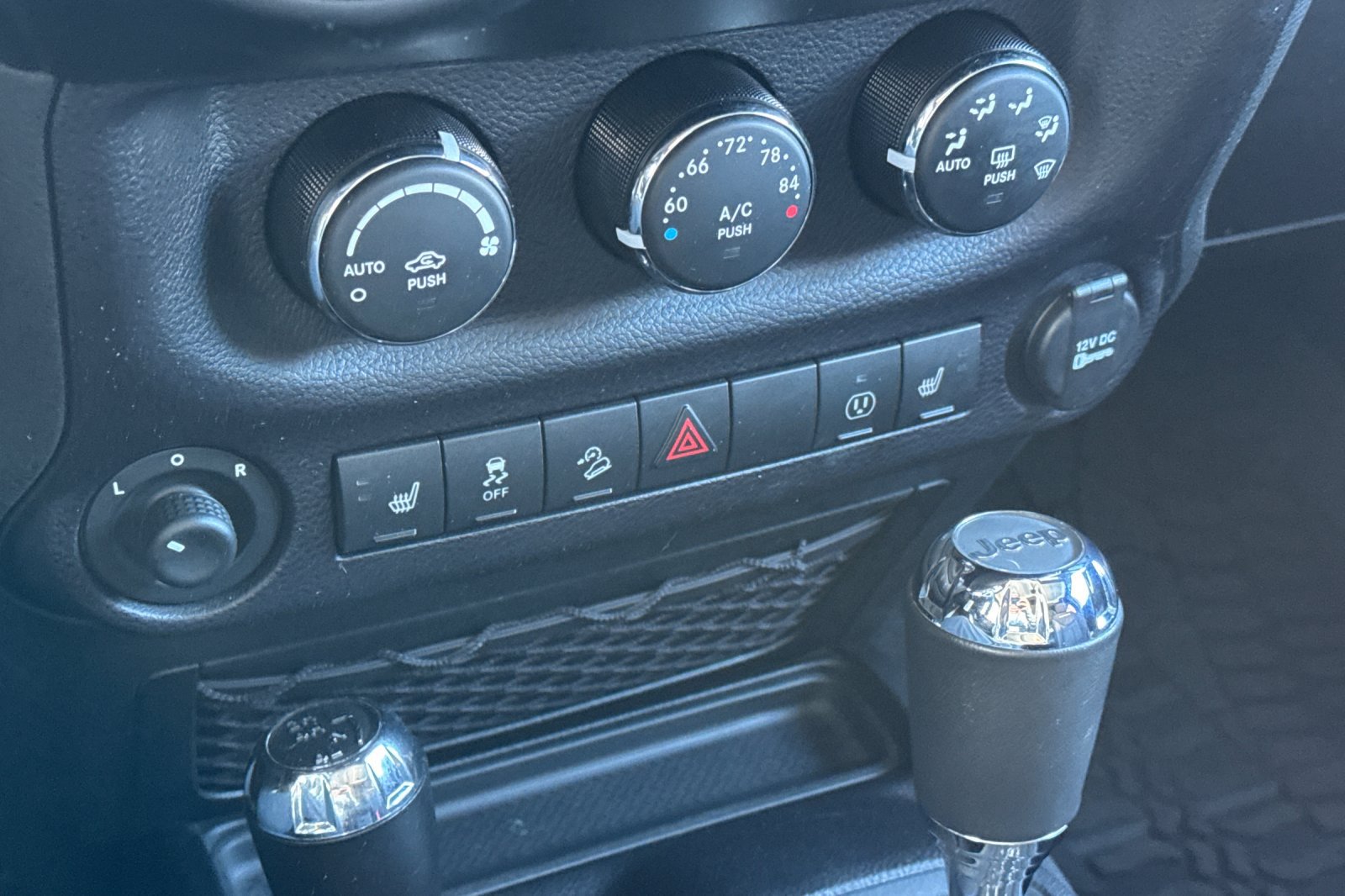 Used 2015 Jeep Wrangler Unlimited Sahara w/ Connectivity Group AWD/4WD image 19