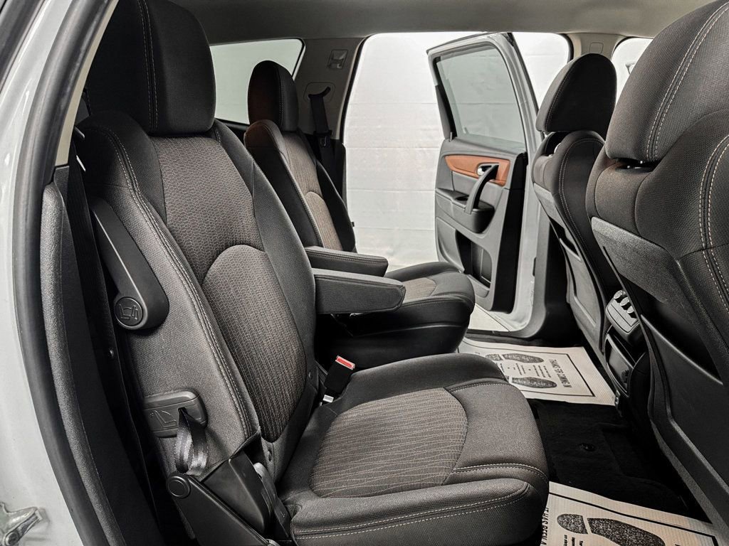 Used 2017 Chevrolet Traverse LT w/ Style and Technology Package FWD image 12