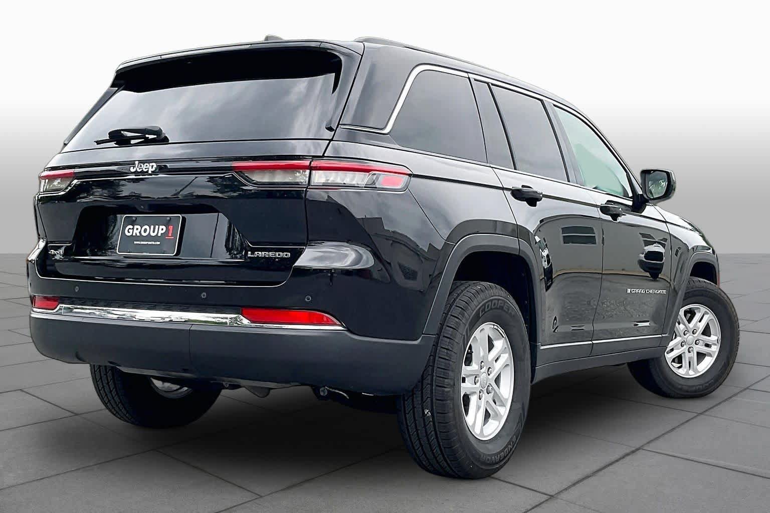 Used 2023 Jeep Grand Cherokee Laredo AWD/4WD image 12