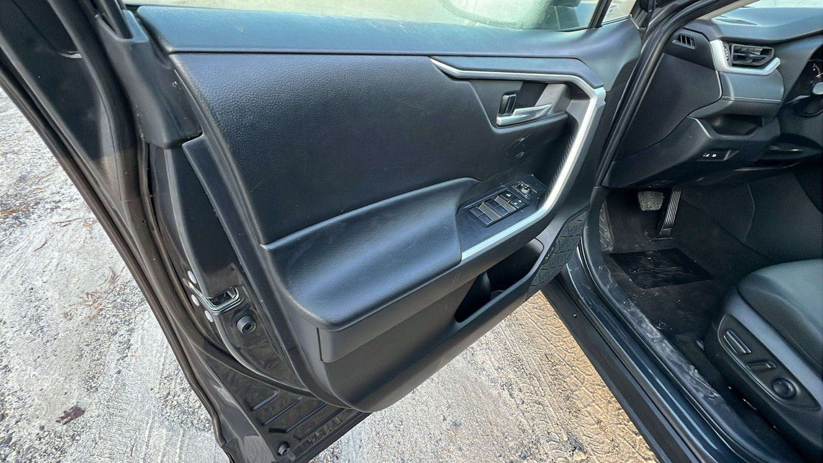 Used 2023 Toyota RAV4 XLE image 14