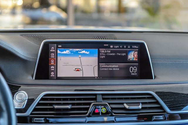 Used 2020 BMW 740i xDrive w/ M Sport Package image 27