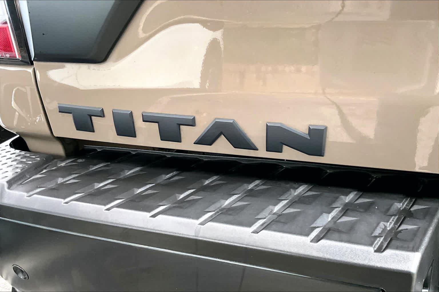 Used 2023 Nissan Titan PRO-4X w/ Pro-4x Convenience Package AWD/4WD image 10