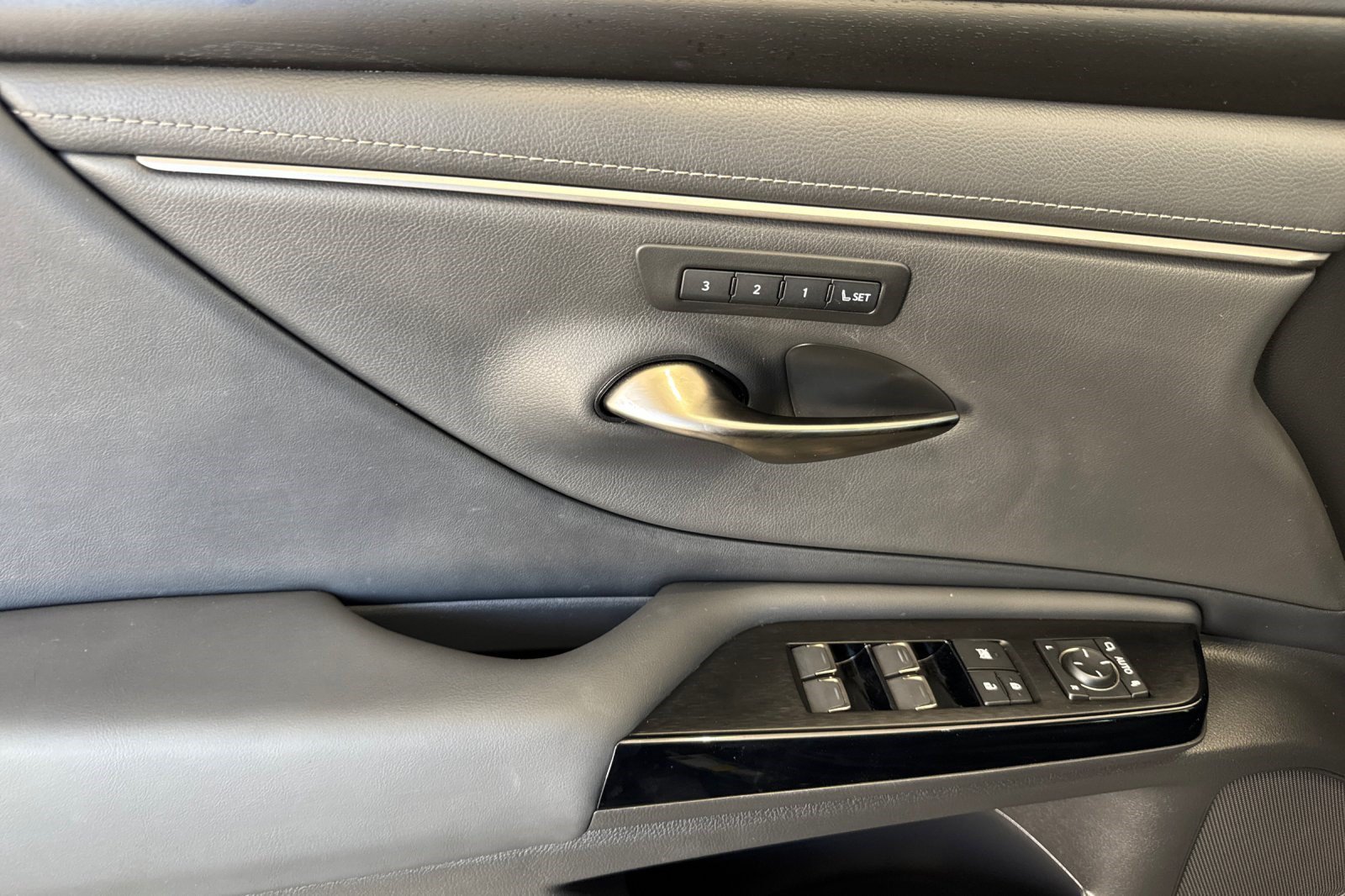 Certified 2025 Lexus ES 300h w/ Premium Package FWD image 12