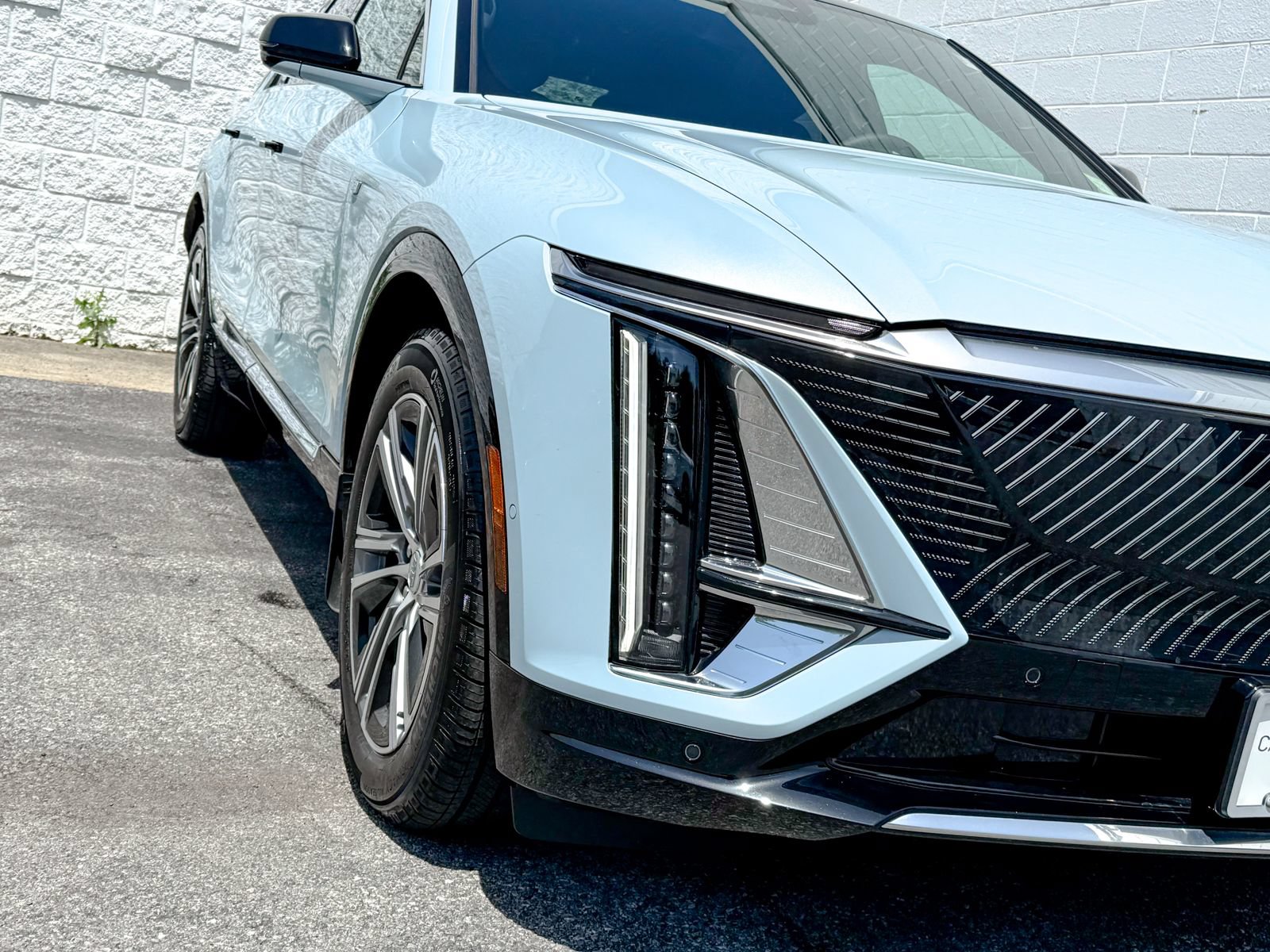 Certified 2024 Cadillac Lyriq Luxury AWD/4WD image 4