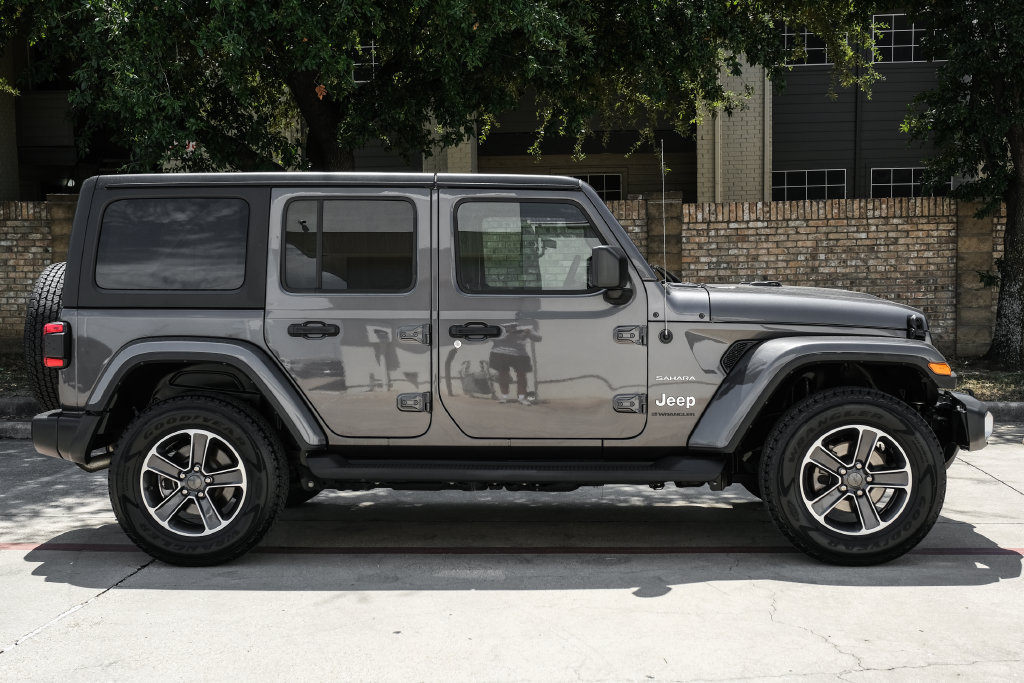Used 2023 Jeep Wrangler Unlimited Sahara w/ LED Lighting Group AWD/4WD image 15