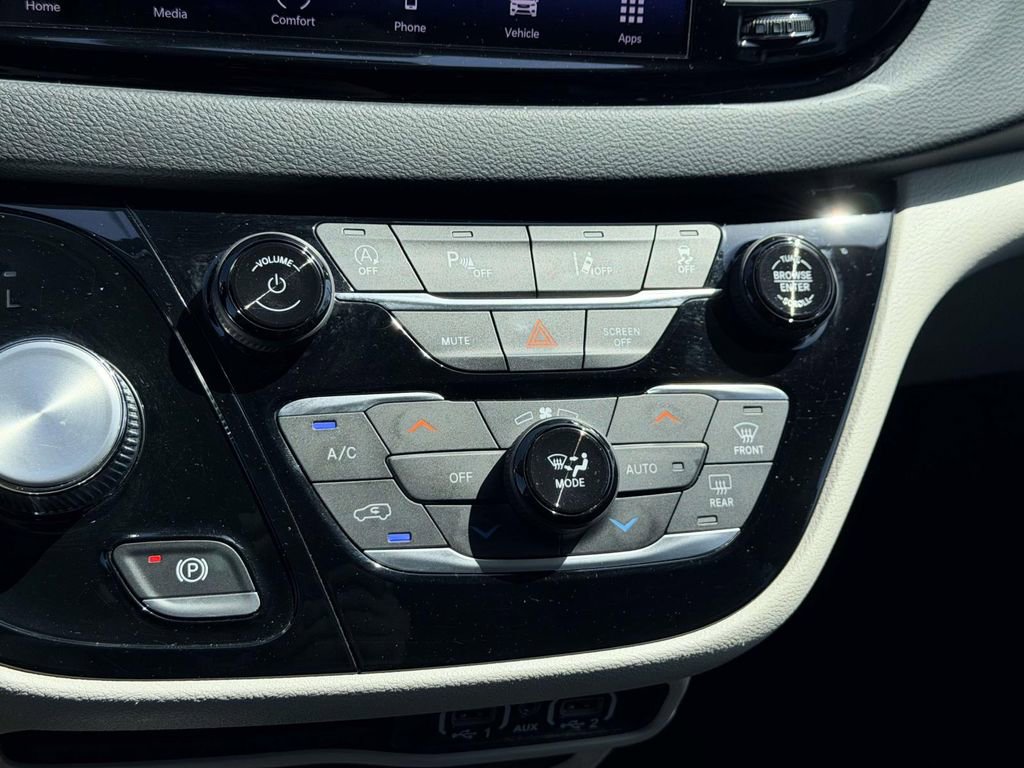 Used 2023 Chrysler Pacifica Touring-L image 5