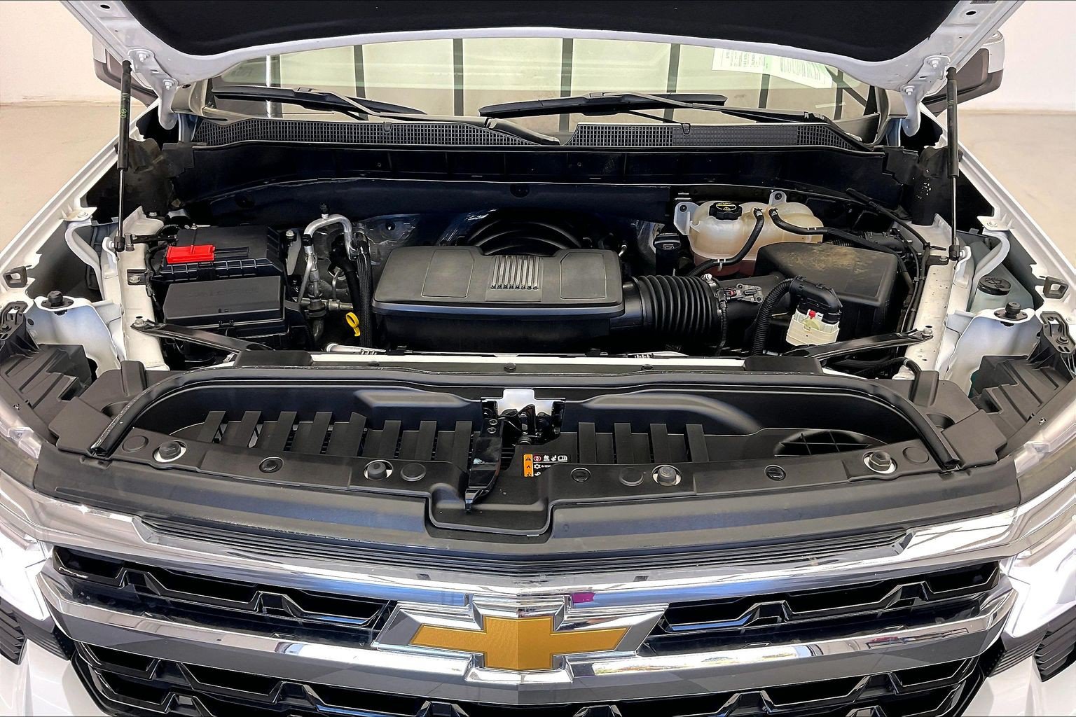 Used 2025 Chevrolet Silverado 1500 LT AWD/4WD image 9
