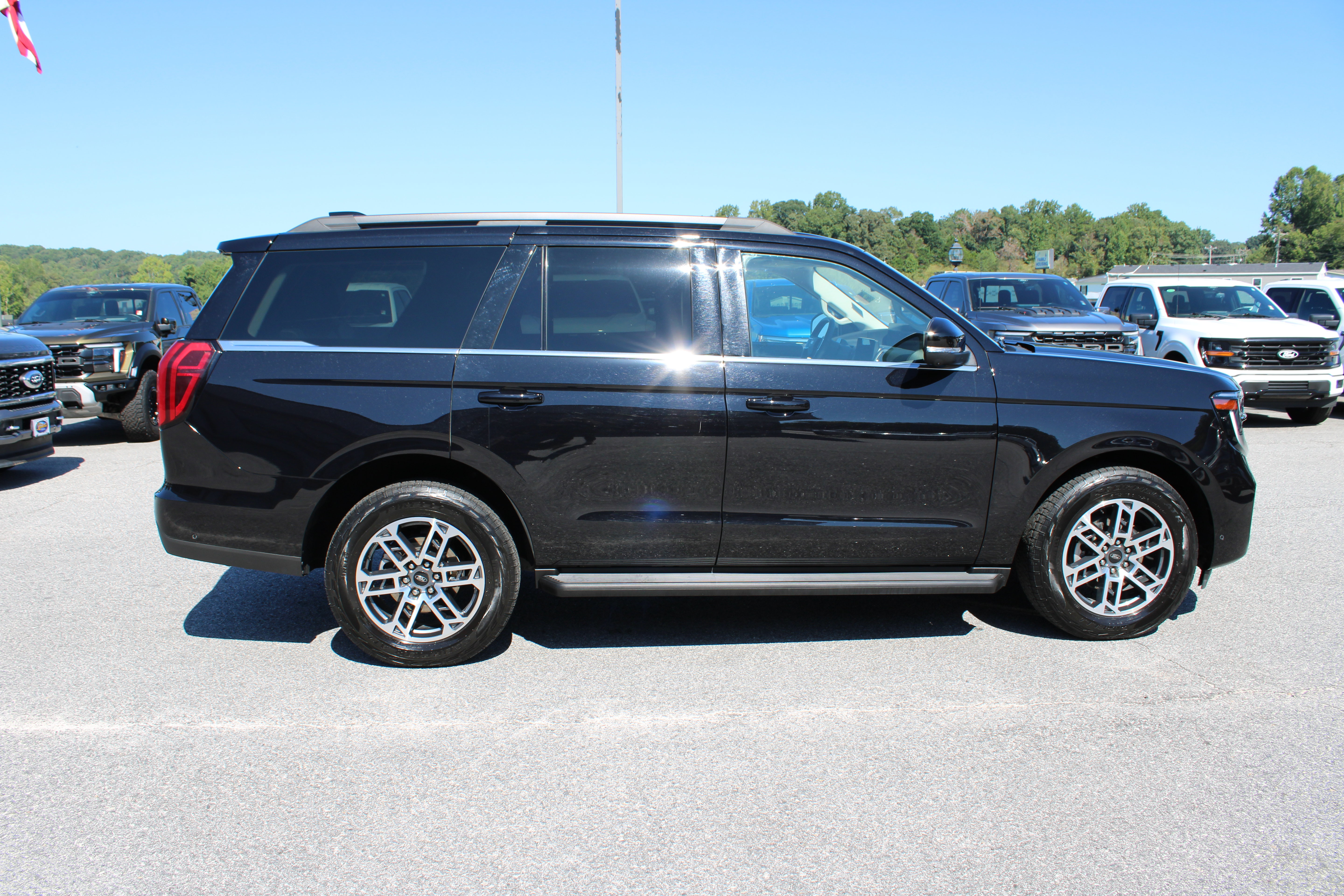 Used 2025 Ford Expedition Active AWD/4WD image 5
