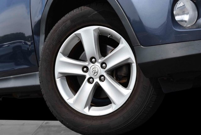 Used 2014 Toyota RAV4 XLE FWD image 3