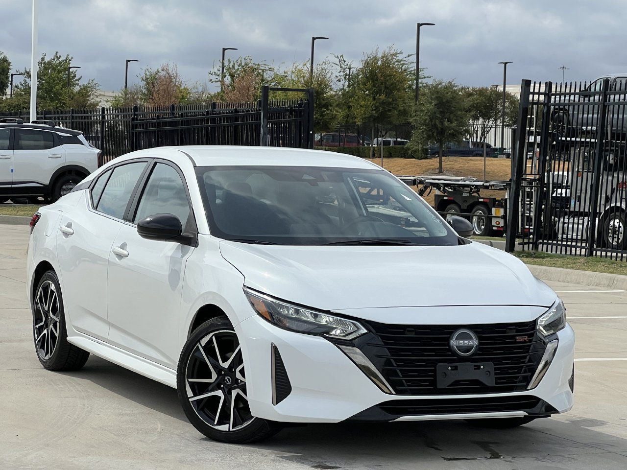 Used 2025 Nissan Sentra SR FWD image 2