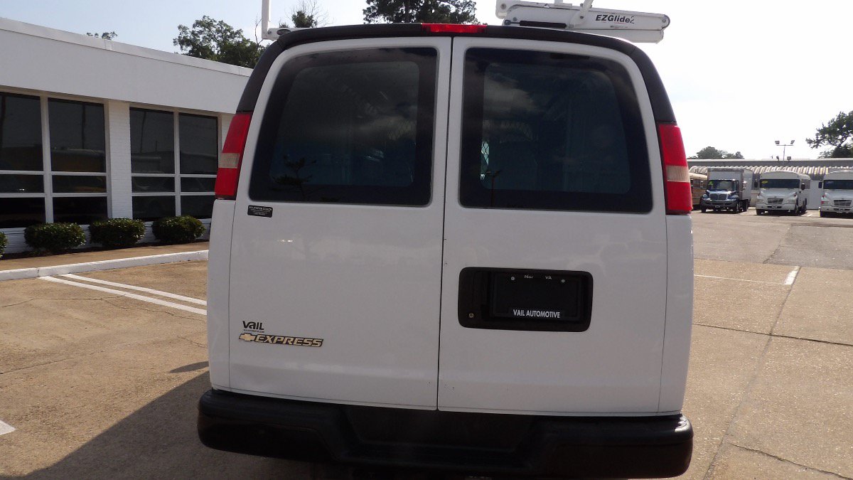 Used 2017 Chevrolet Express 2500 RWD image 3