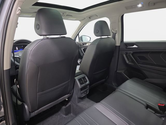 Used 2024 Volkswagen Tiguan SE w/ Panoramic Sunroof Package image 12