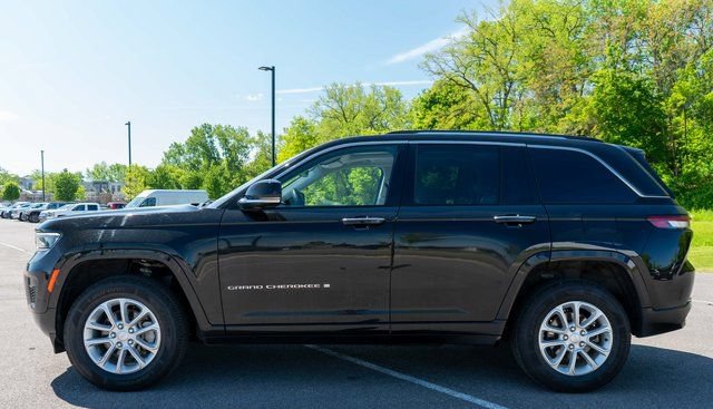 Used 2022 Jeep Grand Cherokee Overland AWD/4WD image 9
