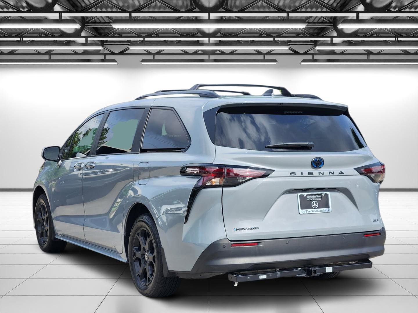Used 2025 Toyota Sienna XLE Woodland Edition image 7