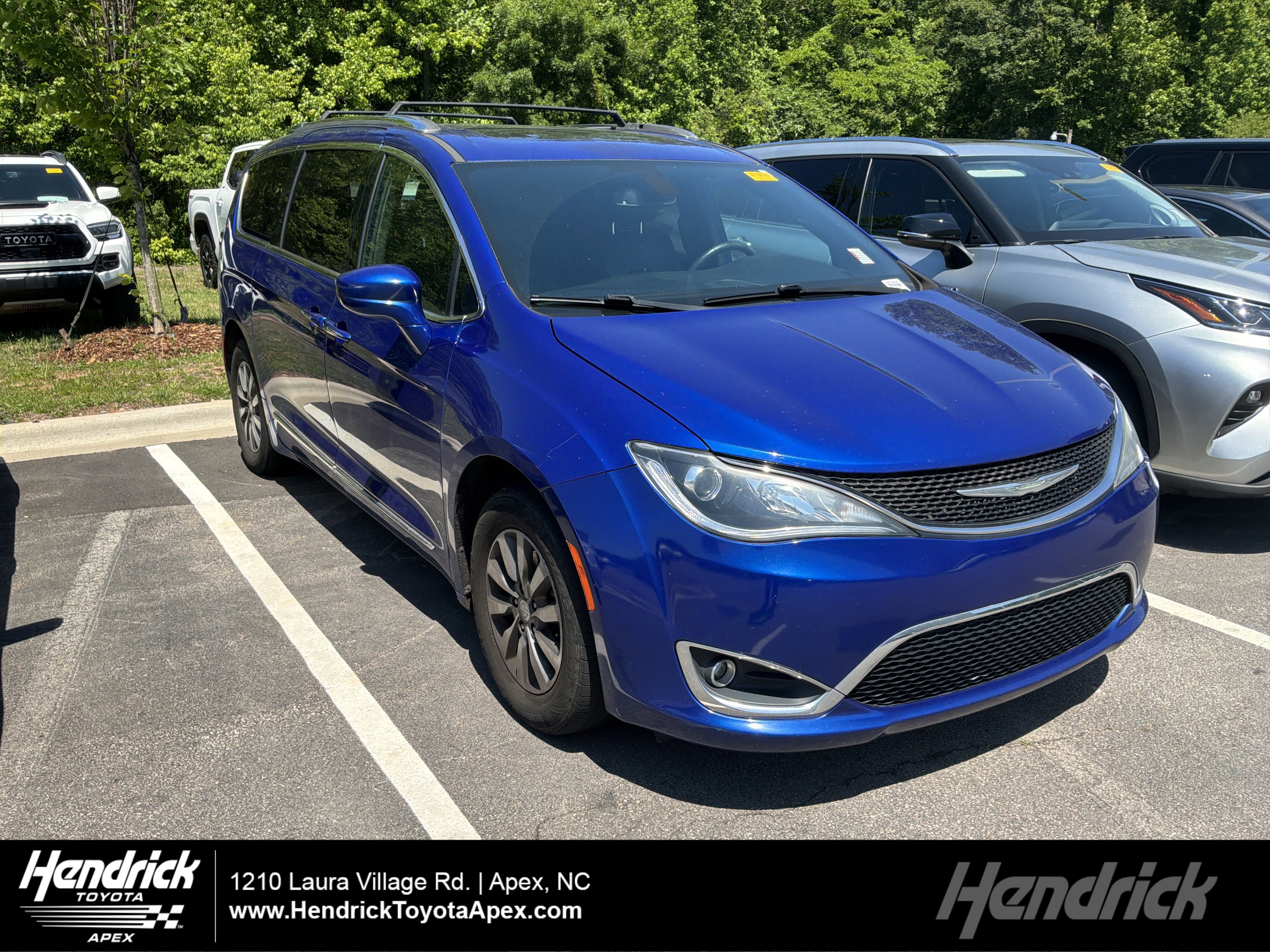 Used 2020 Chrysler Pacifica Touring-L FWD image 1