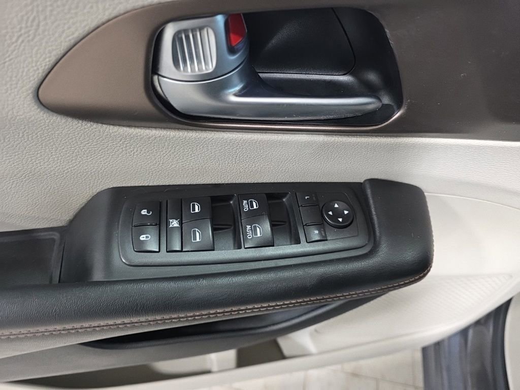 Used 2018 Chrysler Pacifica Touring-L image 17